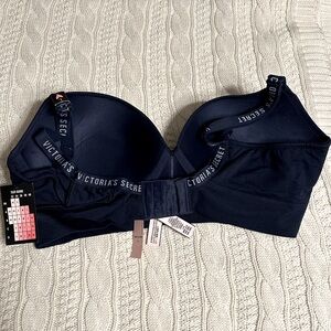 Victorias Secret Wireless Padded Bra. BNWT. Push Up Padding- Seamless.